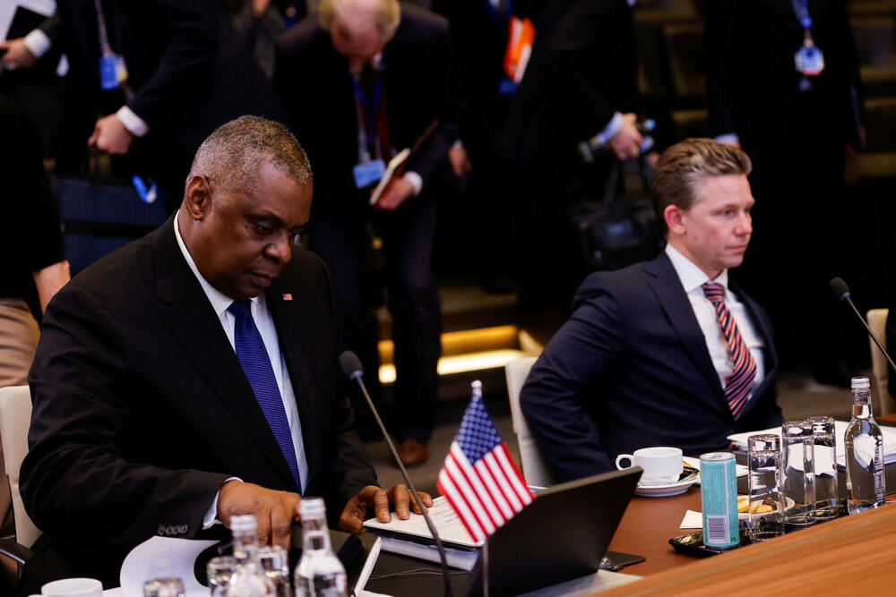 Ostin sa švedskim kolegom na sastanku ministara odbrane NATO u Briselu