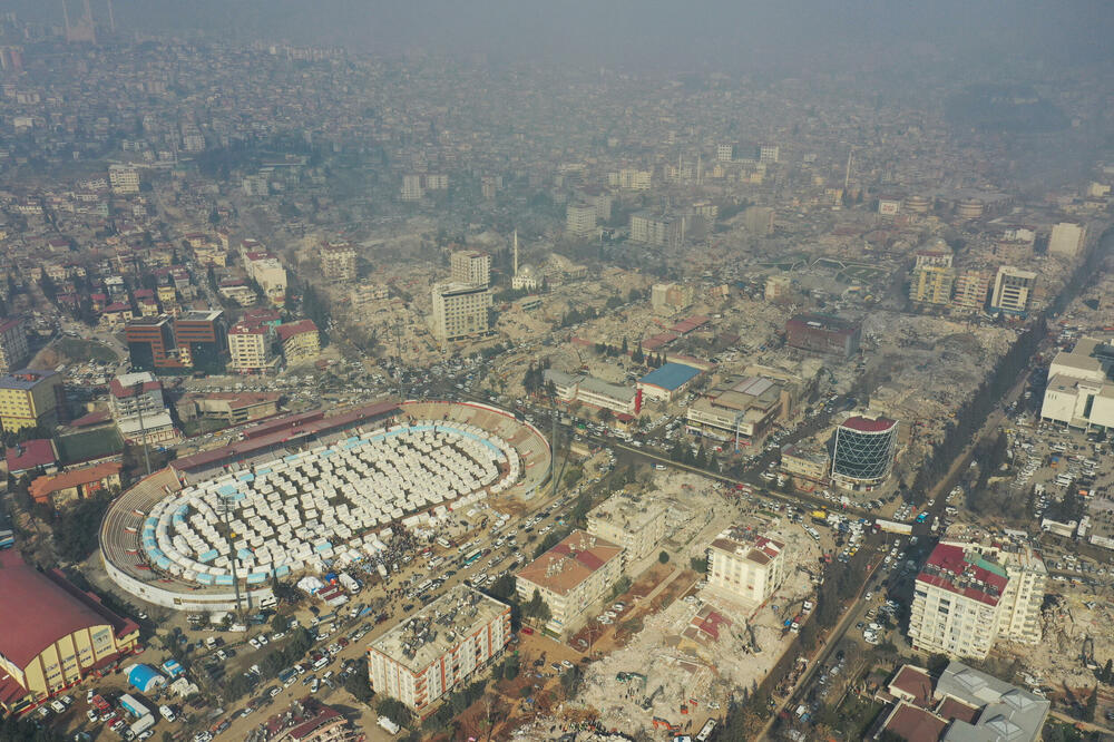 Uništene zgrade i privremeni smještaj na stadionu u turskom Kahramanmarašu, Foto: Reuters