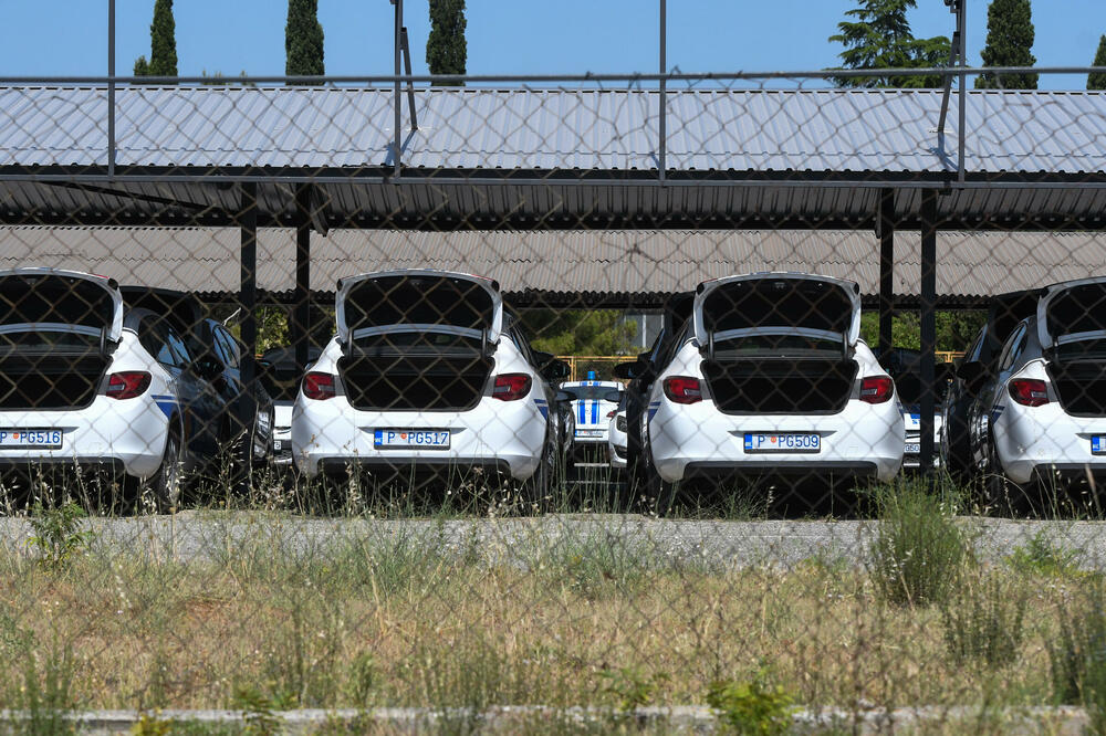 Da li nas čekaju iste scene: parkirana policijska vozila vraćena vlasniku 2021. godine, Foto: SAVO PRELEVIC