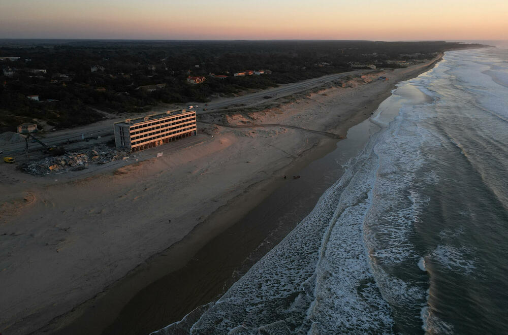 <p>Globalno zagrijavanje utiče na nivo morskih i okeanskih voda, a podstiče i druge faktore koje uzrokuju eroziju i pogoršavaju otpornost obala na oluje i druge vremenske nepogode</p>