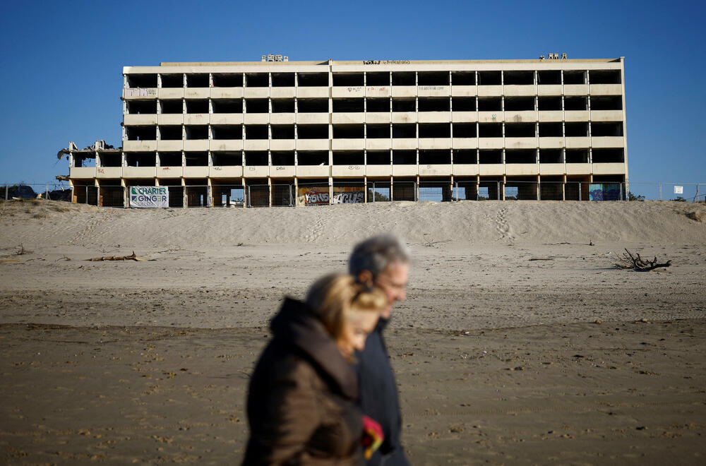 <p>Globalno zagrijavanje utiče na nivo morskih i okeanskih voda, a podstiče i druge faktore koje uzrokuju eroziju i pogoršavaju otpornost obala na oluje i druge vremenske nepogode</p>