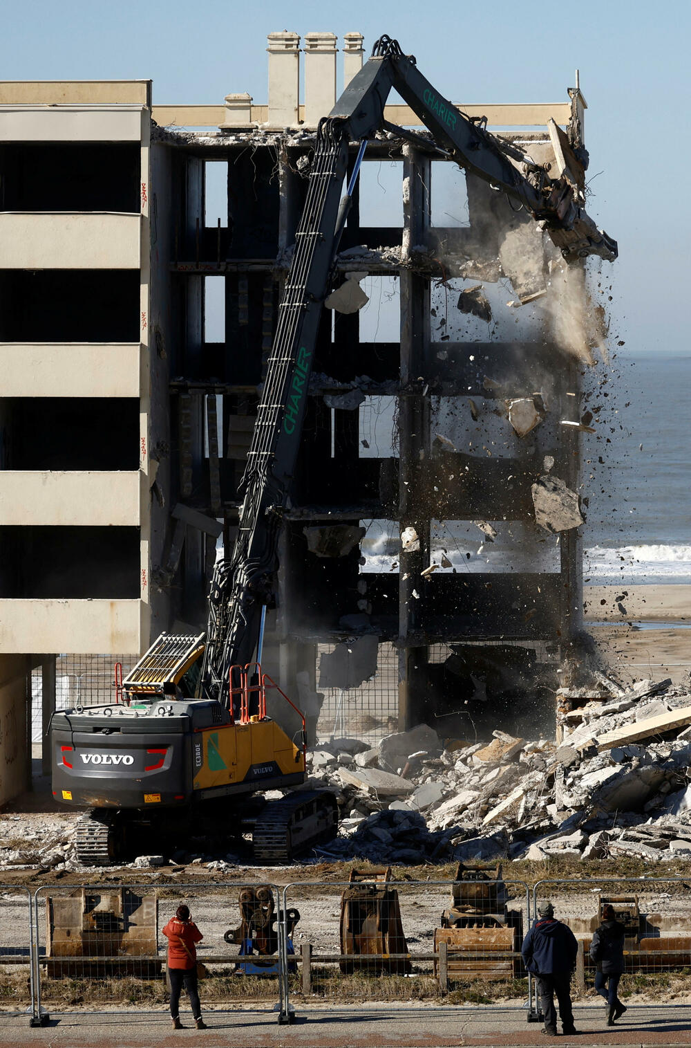 <p>Globalno zagrijavanje utiče na nivo morskih i okeanskih voda, a podstiče i druge faktore koje uzrokuju eroziju i pogoršavaju otpornost obala na oluje i druge vremenske nepogode</p>