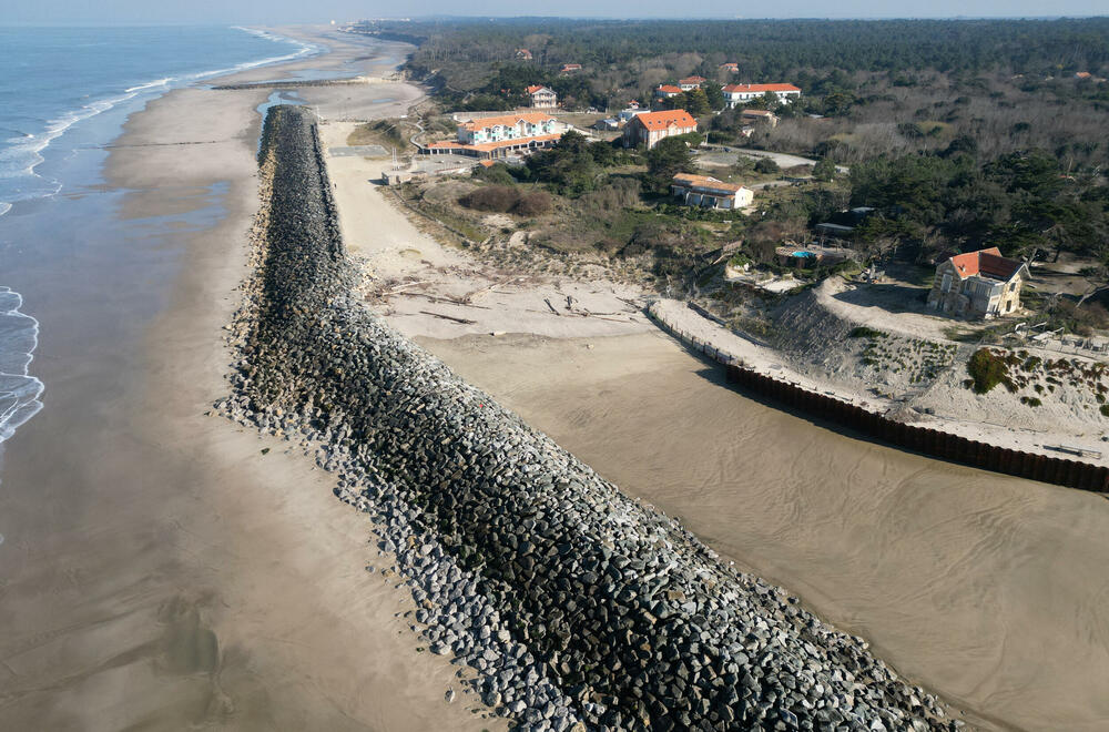 <p>Globalno zagrijavanje utiče na nivo morskih i okeanskih voda, a podstiče i druge faktore koje uzrokuju eroziju i pogoršavaju otpornost obala na oluje i druge vremenske nepogode</p>