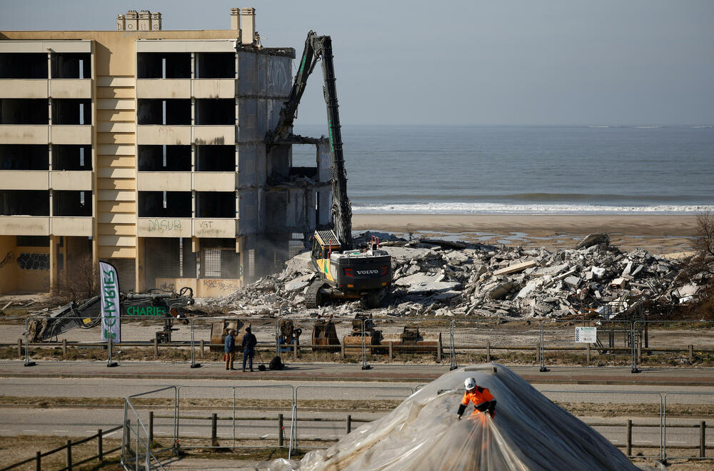 <p>Globalno zagrijavanje utiče na nivo morskih i okeanskih voda, a podstiče i druge faktore koje uzrokuju eroziju i pogoršavaju otpornost obala na oluje i druge vremenske nepogode</p>