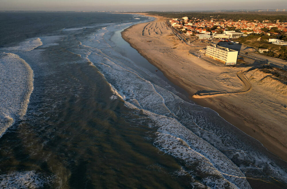 <p>Globalno zagrijavanje utiče na nivo morskih i okeanskih voda, a podstiče i druge faktore koje uzrokuju eroziju i pogoršavaju otpornost obala na oluje i druge vremenske nepogode</p>