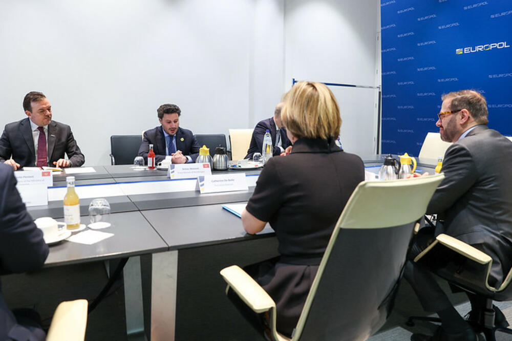 Abazović tokom sastanka sa De Bol, Foto: Gov.me