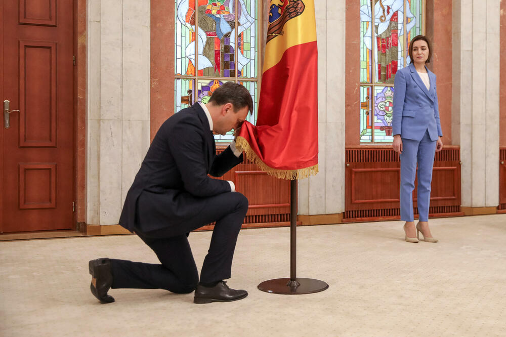 Novi moldavski premijer Dorin Rečean i predsjednica Maja  Sandu tokom jučerašnje ceremonije inauguracije u Kišinjevu, Foto: Rojters