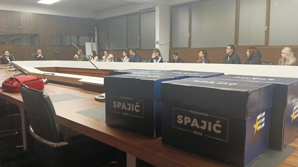<p>Predato je oko 12.000 potpisa podrške kandidaturi Spajića</p>
