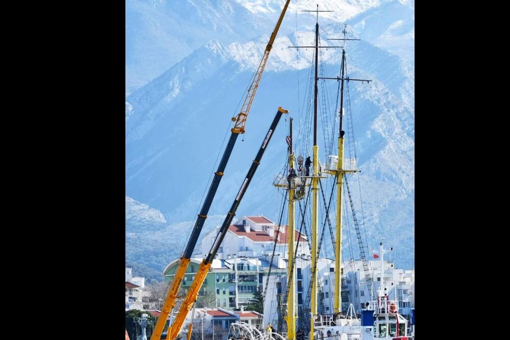 Zapušteni jedrenjak sa koga su skinuti i djelovi jarbola, Foto: Siniša Luković