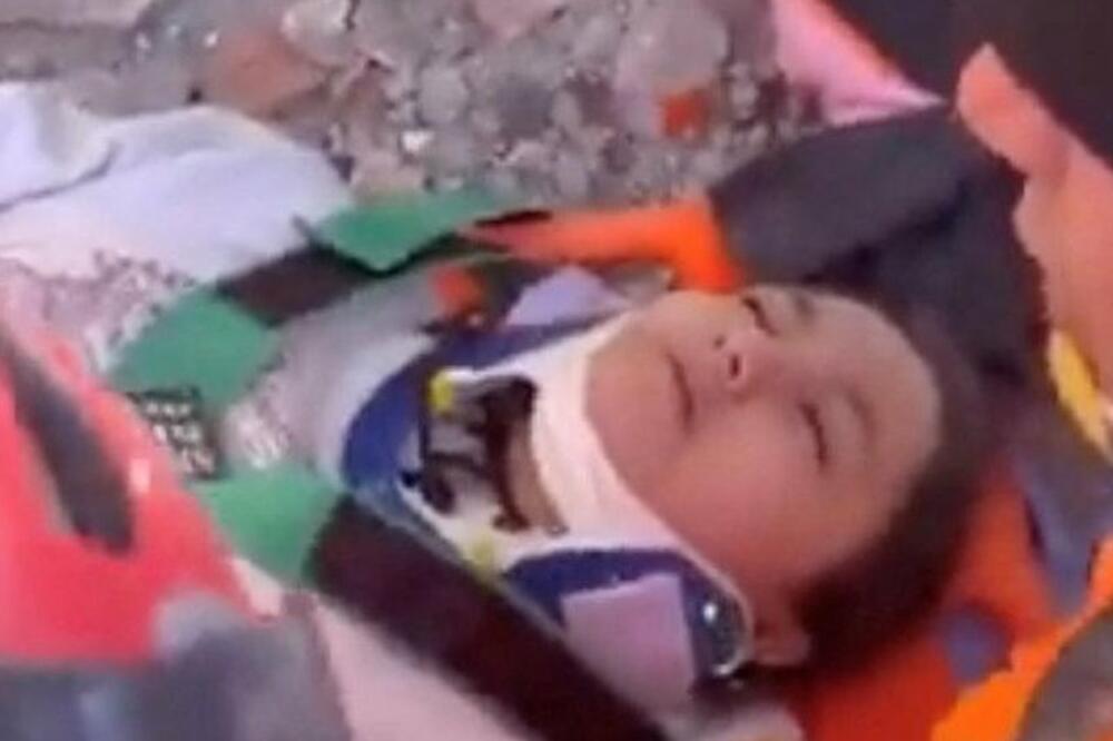 Aeljna Olmez nežno je izvučena iz ruševina srušenog stana, Foto: Reuters