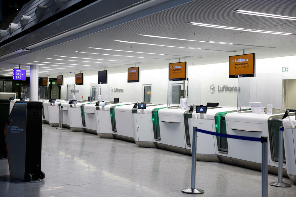 <p>Osam njemačkih aerodroma, među kojima su i najposjećeniji Frankfurt i Minhen, paralisani su danas zbog štrajka osoblja, a to se dešava u vrijeme pregovora o platama zaposlenih</p>