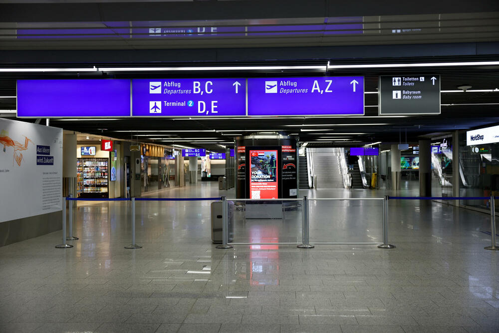 <p>Osam njemačkih aerodroma, među kojima su i najposjećeniji Frankfurt i Minhen, paralisani su danas zbog štrajka osoblja, a to se dešava u vrijeme pregovora o platama zaposlenih</p>