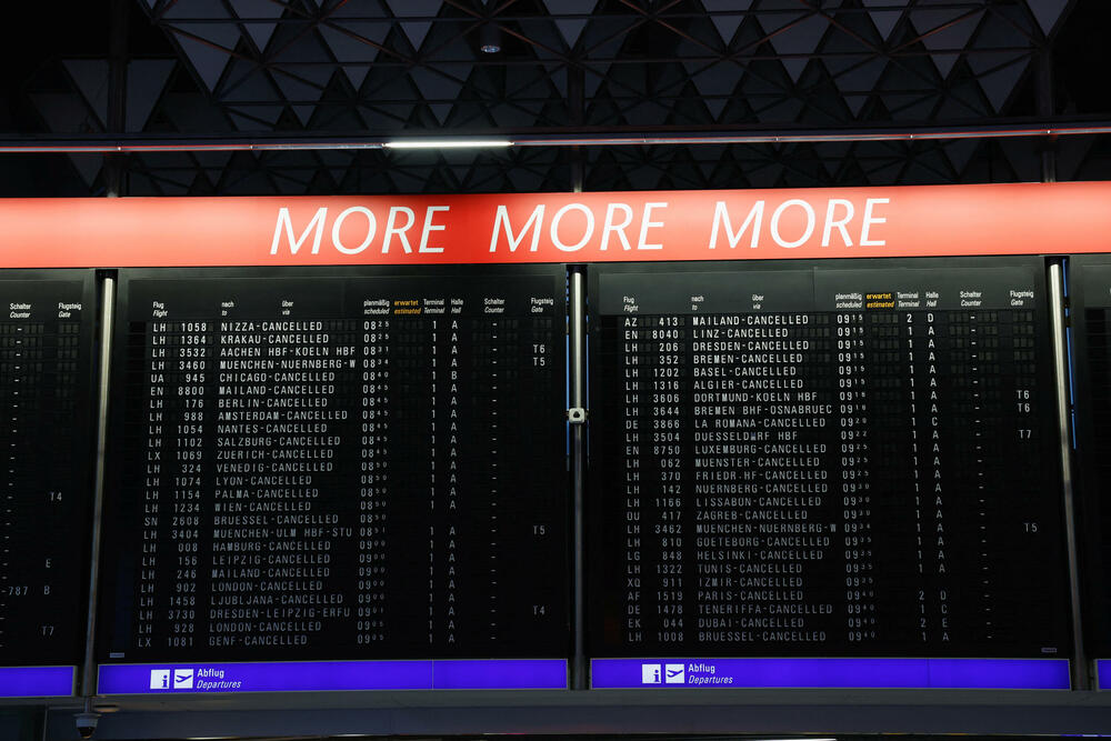 <p>Osam njemačkih aerodroma, među kojima su i najposjećeniji Frankfurt i Minhen, paralisani su danas zbog štrajka osoblja, a to se dešava u vrijeme pregovora o platama zaposlenih</p>