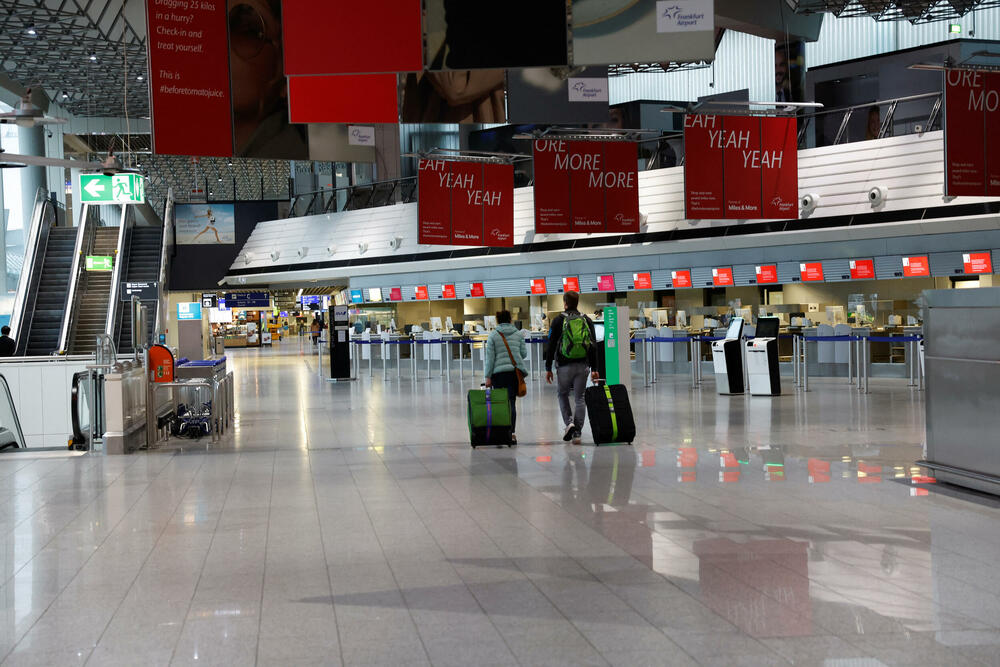 <p>Osam njemačkih aerodroma, među kojima su i najposjećeniji Frankfurt i Minhen, paralisani su danas zbog štrajka osoblja, a to se dešava u vrijeme pregovora o platama zaposlenih</p>