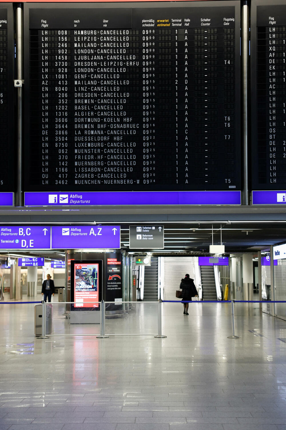<p>Osam njemačkih aerodroma, među kojima su i najposjećeniji Frankfurt i Minhen, paralisani su danas zbog štrajka osoblja, a to se dešava u vrijeme pregovora o platama zaposlenih</p>