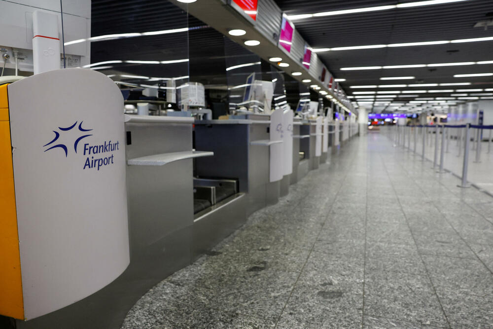 <p>Osam njemačkih aerodroma, među kojima su i najposjećeniji Frankfurt i Minhen, paralisani su danas zbog štrajka osoblja, a to se dešava u vrijeme pregovora o platama zaposlenih</p>