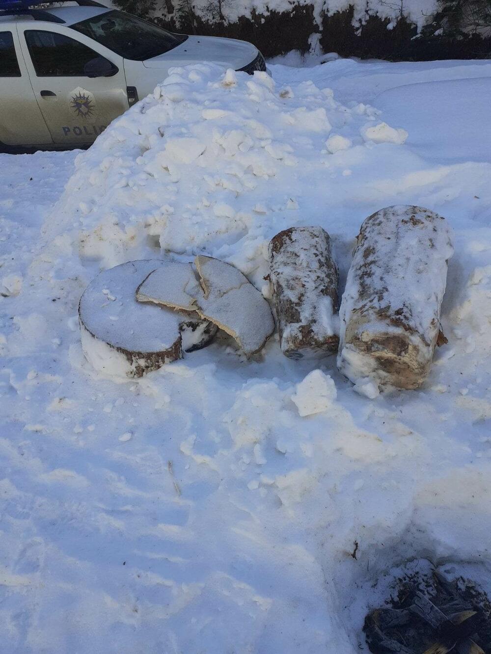 <p>"Utvrđeno da je posječeno ukupno 16 stabala bukve, jele i smrče, ukupne bruto drvne mase 8,22 metra kubna"</p>