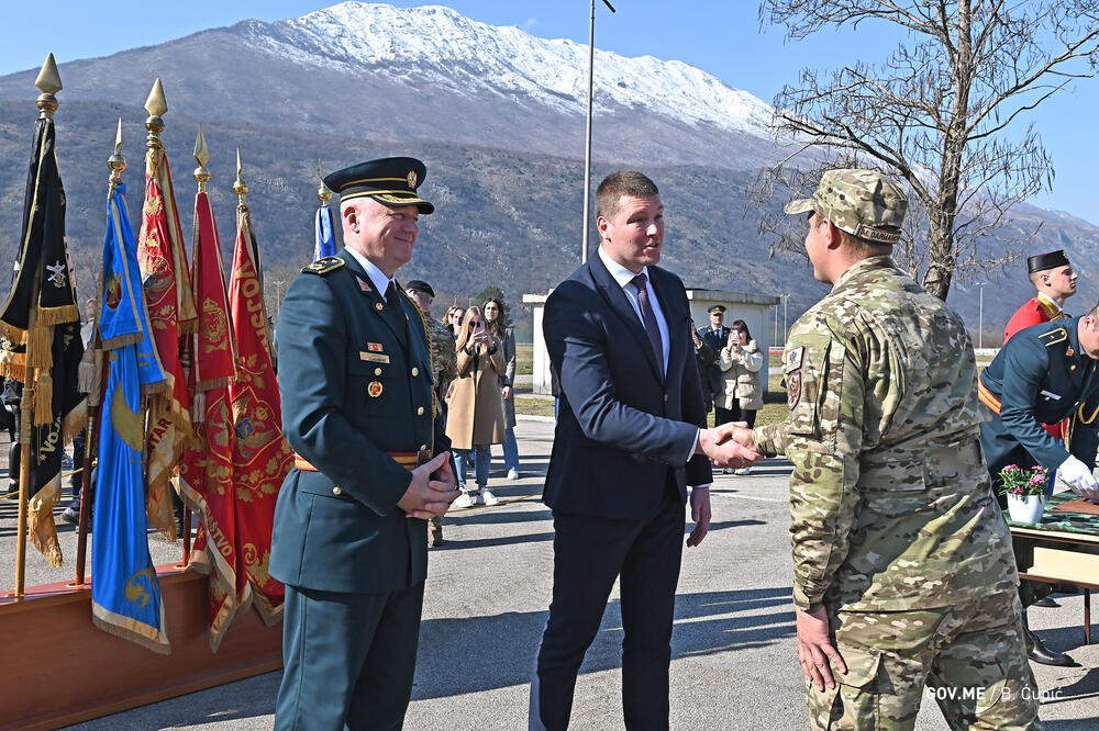 <p>Vojnici, njih 51, osnovna vojnička znanja sticaće u Centru za obuku, dok će dalja usavršavanja nastaviti u jedinicama u kojima će biti raspoređeni</p>