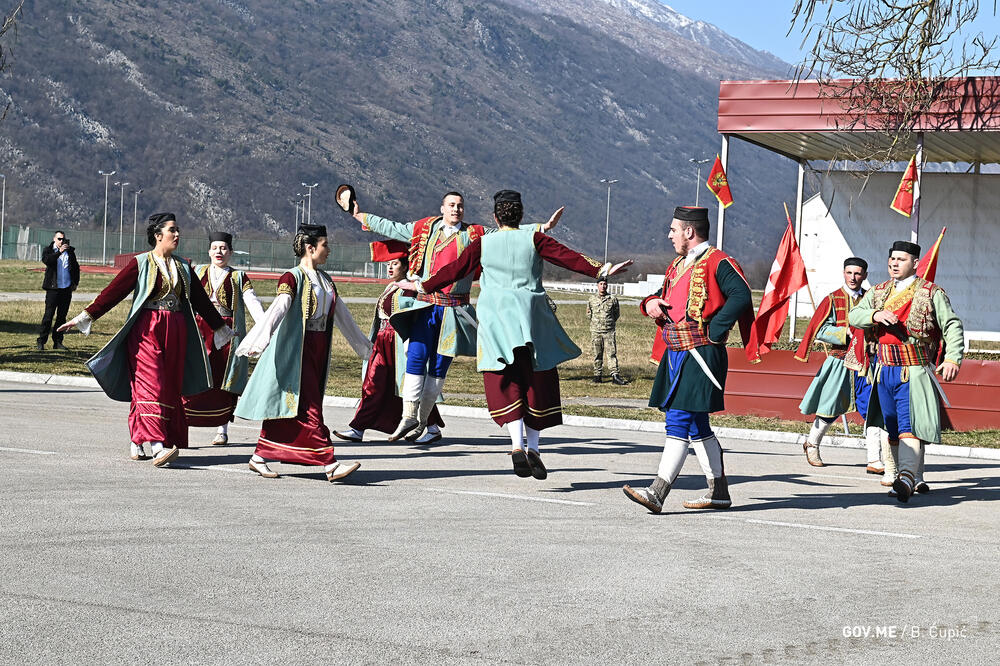 <p>Vojnici, njih 51, osnovna vojnička znanja sticaće u Centru za obuku, dok će dalja usavršavanja nastaviti u jedinicama u kojima će biti raspoređeni</p>