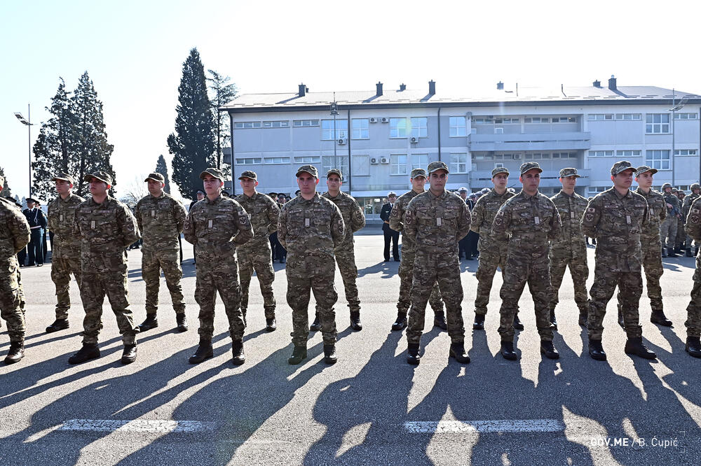 <p>Vojnici, njih 51, osnovna vojnička znanja sticaće u Centru za obuku, dok će dalja usavršavanja nastaviti u jedinicama u kojima će biti raspoređeni</p>