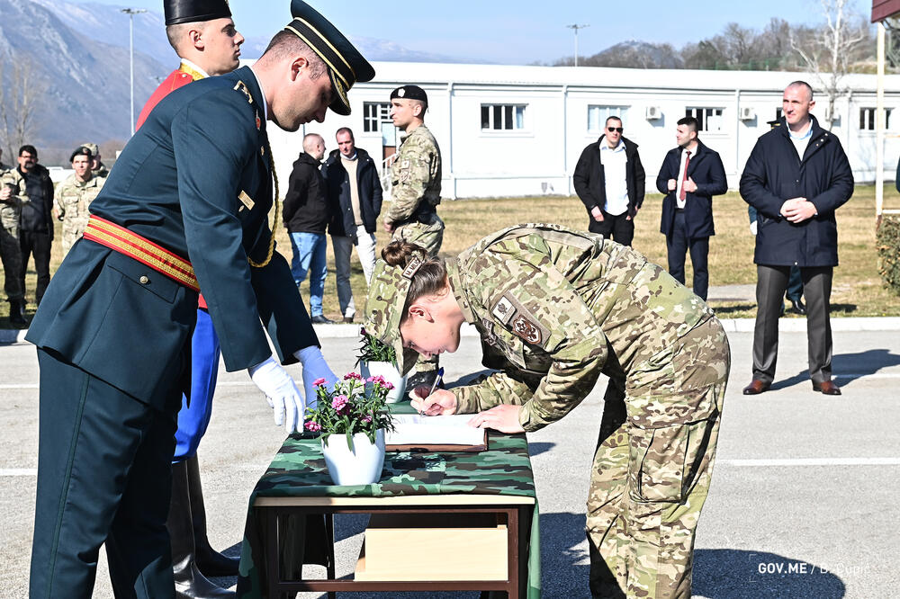 <p>Vojnici, njih 51, osnovna vojnička znanja sticaće u Centru za obuku, dok će dalja usavršavanja nastaviti u jedinicama u kojima će biti raspoređeni</p>