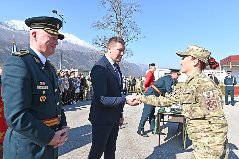 <p>Vojnici, njih 51, osnovna vojnička znanja sticaće u Centru za obuku, dok će dalja usavršavanja nastaviti u jedinicama u kojima će biti raspoređeni</p>