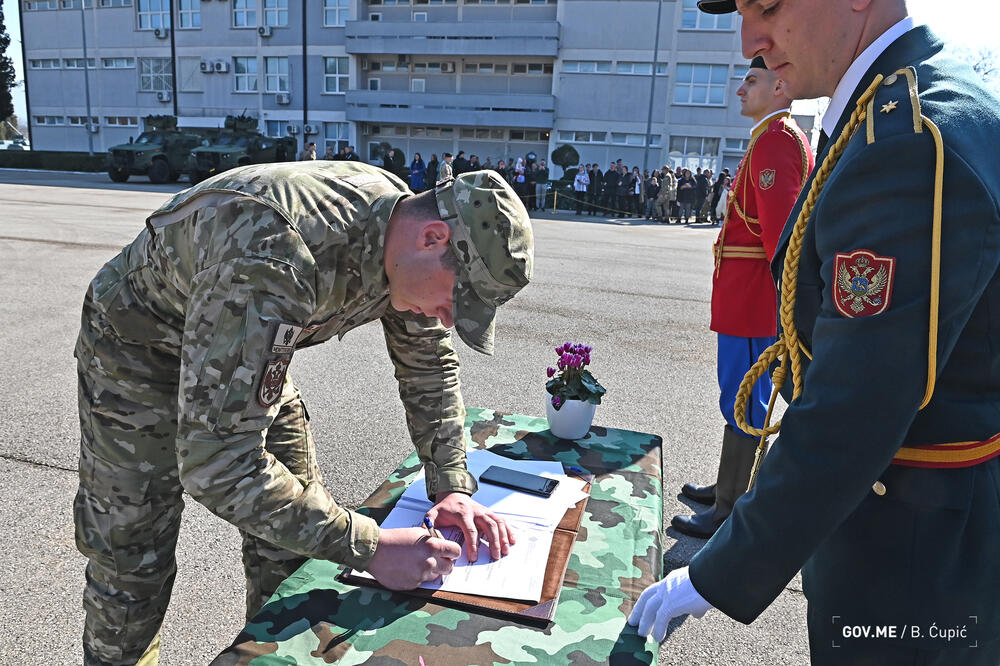 <p>Vojnici, njih 51, osnovna vojnička znanja sticaće u Centru za obuku, dok će dalja usavršavanja nastaviti u jedinicama u kojima će biti raspoređeni</p>