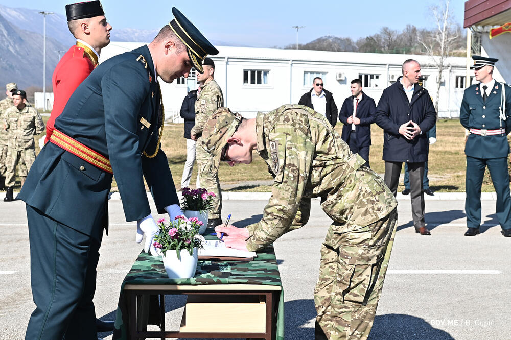 <p>Vojnici, njih 51, osnovna vojnička znanja sticaće u Centru za obuku, dok će dalja usavršavanja nastaviti u jedinicama u kojima će biti raspoređeni</p>