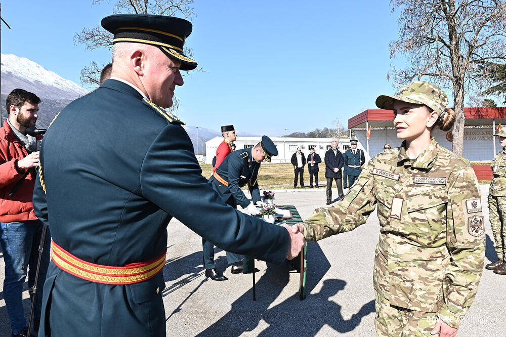<p>Vojnici, njih 51, osnovna vojnička znanja sticaće u Centru za obuku, dok će dalja usavršavanja nastaviti u jedinicama u kojima će biti raspoređeni</p>
