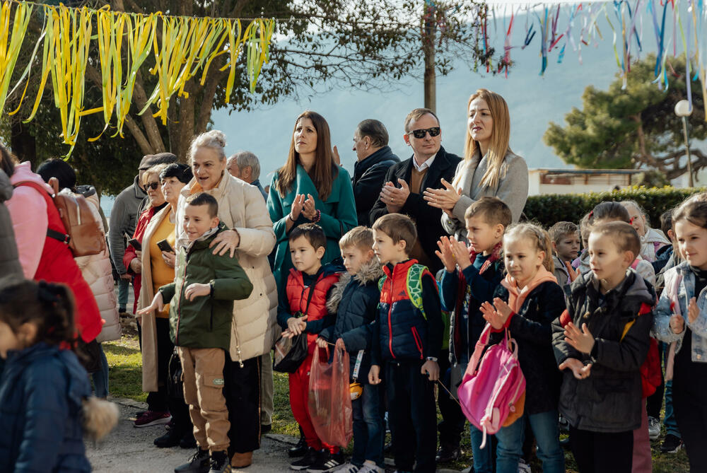 <p>Izložbu je zvanično otvorila pjesnikinja i novinarka iz Herceg Novog, Ksenija Matović, stihovima koje je posvetila mimozi i njenom dolasku u naše krajeve</p>