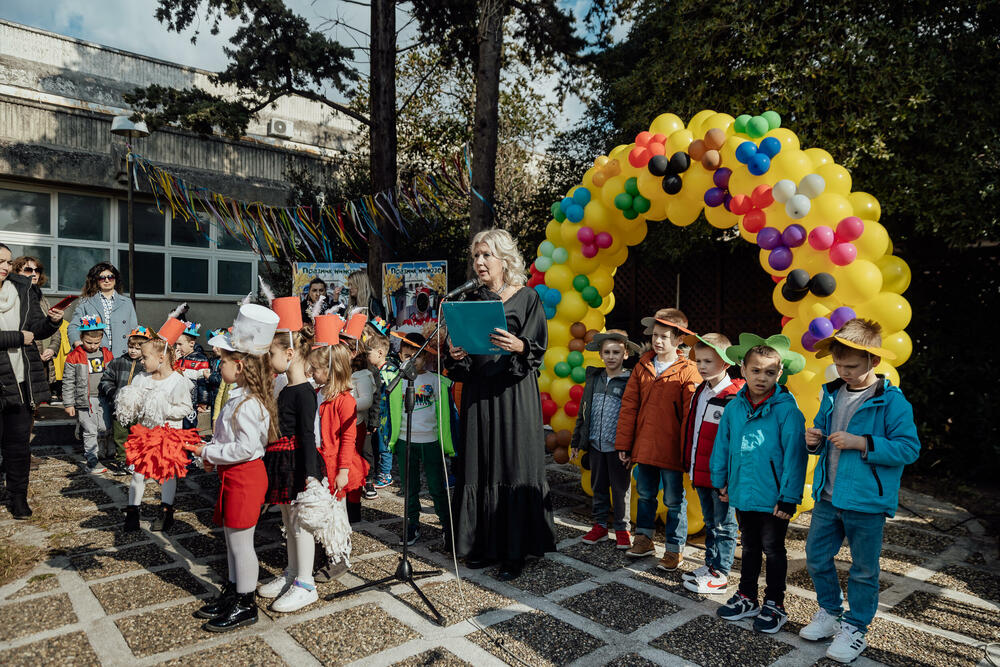 <p>Izložbu je zvanično otvorila pjesnikinja i novinarka iz Herceg Novog, Ksenija Matović, stihovima koje je posvetila mimozi i njenom dolasku u naše krajeve</p>