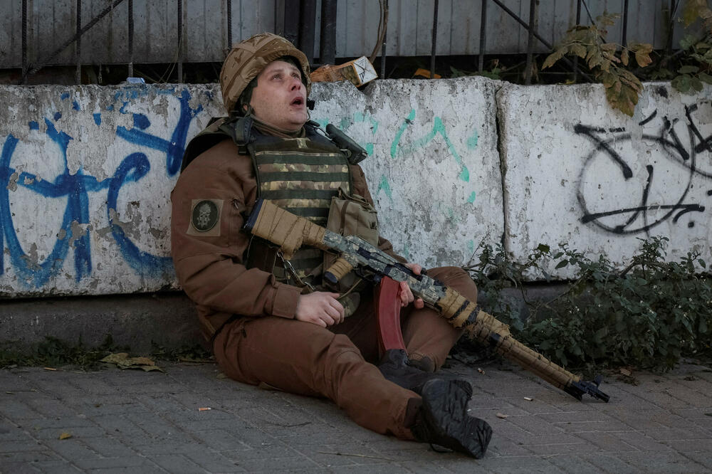 Ukrajinski vojnik tokom ruskog napada dronom u Kijevu, Foto: Reuters
