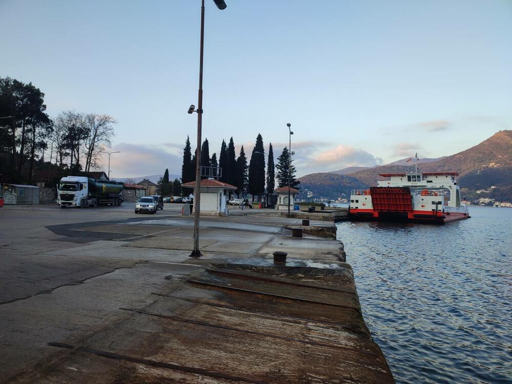 <p>Trajekt može da ukrca samo 20 automobila, a dodatni problem je što njegov vlasnik, kompanija Briv Construction iz Kotora, za njega ima samo jednu posadu, što znači da brod može da radi samo u jednoj, a ne u tri smjene tokom 24 sata</p>