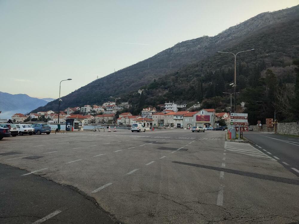 <p>Trajekt može da ukrca samo 20 automobila, a dodatni problem je što njegov vlasnik, kompanija Briv Construction iz Kotora, za njega ima samo jednu posadu, što znači da brod može da radi samo u jednoj, a ne u tri smjene tokom 24 sata</p>