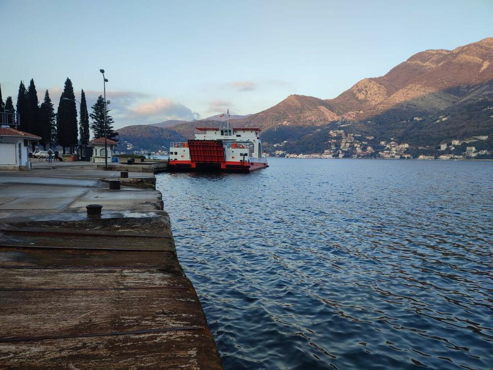 <p>Trajekt može da ukrca samo 20 automobila, a dodatni problem je što njegov vlasnik, kompanija Briv Construction iz Kotora, za njega ima samo jednu posadu, što znači da brod može da radi samo u jednoj, a ne u tri smjene tokom 24 sata</p>