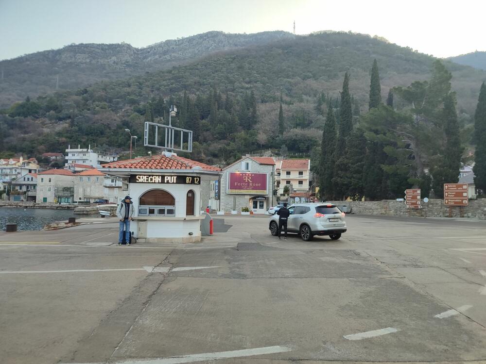 <p>Trajekt može da ukrca samo 20 automobila, a dodatni problem je što njegov vlasnik, kompanija Briv Construction iz Kotora, za njega ima samo jednu posadu, što znači da brod može da radi samo u jednoj, a ne u tri smjene tokom 24 sata</p>