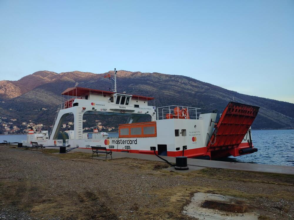 <p>Trajekt može da ukrca samo 20 automobila, a dodatni problem je što njegov vlasnik, kompanija Briv Construction iz Kotora, za njega ima samo jednu posadu, što znači da brod može da radi samo u jednoj, a ne u tri smjene tokom 24 sata</p>