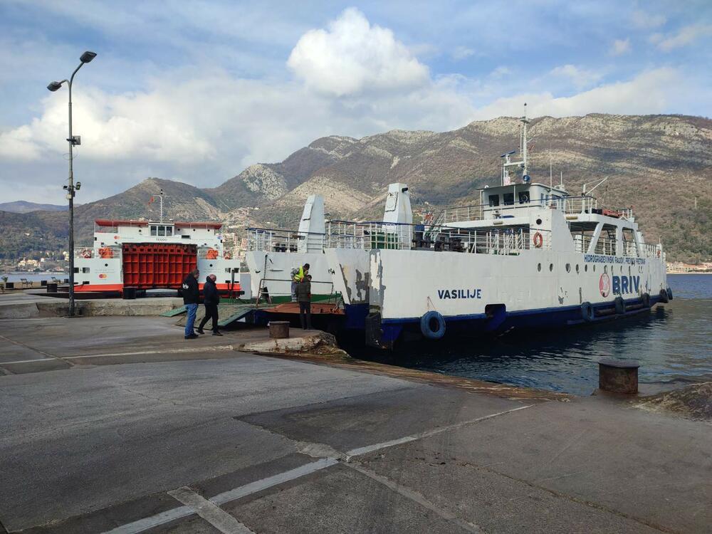 <p>Trajekt može da ukrca samo 20 automobila, a dodatni problem je što njegov vlasnik, kompanija Briv Construction iz Kotora, za njega ima samo jednu posadu, što znači da brod može da radi samo u jednoj, a ne u tri smjene tokom 24 sata</p>