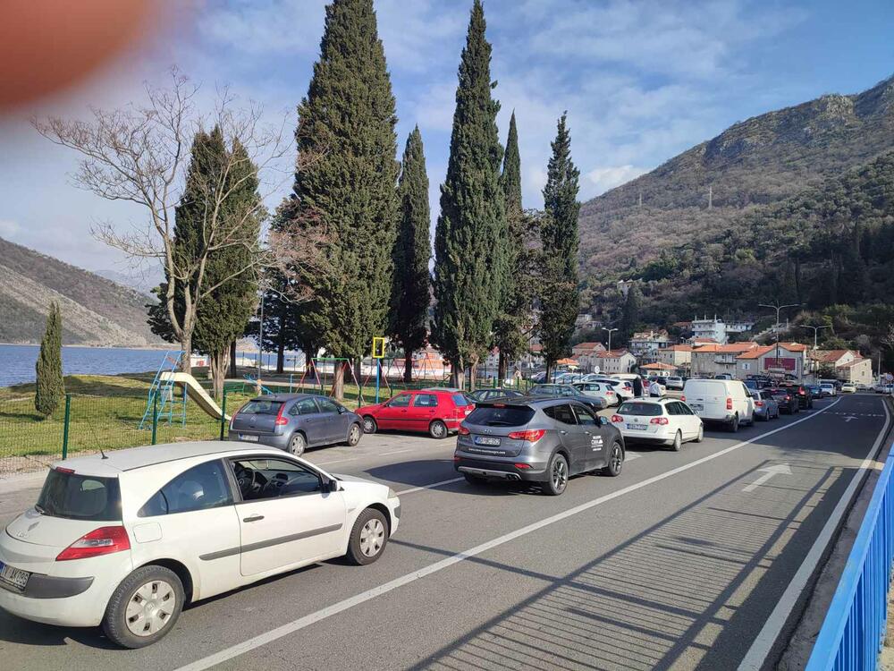 <p>Trajekt može da ukrca samo 20 automobila, a dodatni problem je što njegov vlasnik, kompanija Briv Construction iz Kotora, za njega ima samo jednu posadu, što znači da brod može da radi samo u jednoj, a ne u tri smjene tokom 24 sata</p>