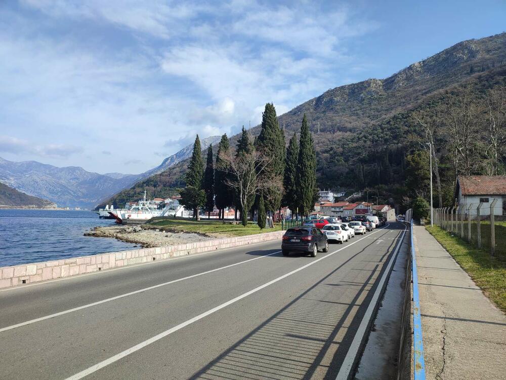 <p>Trajekt može da ukrca samo 20 automobila, a dodatni problem je što njegov vlasnik, kompanija Briv Construction iz Kotora, za njega ima samo jednu posadu, što znači da brod može da radi samo u jednoj, a ne u tri smjene tokom 24 sata</p>