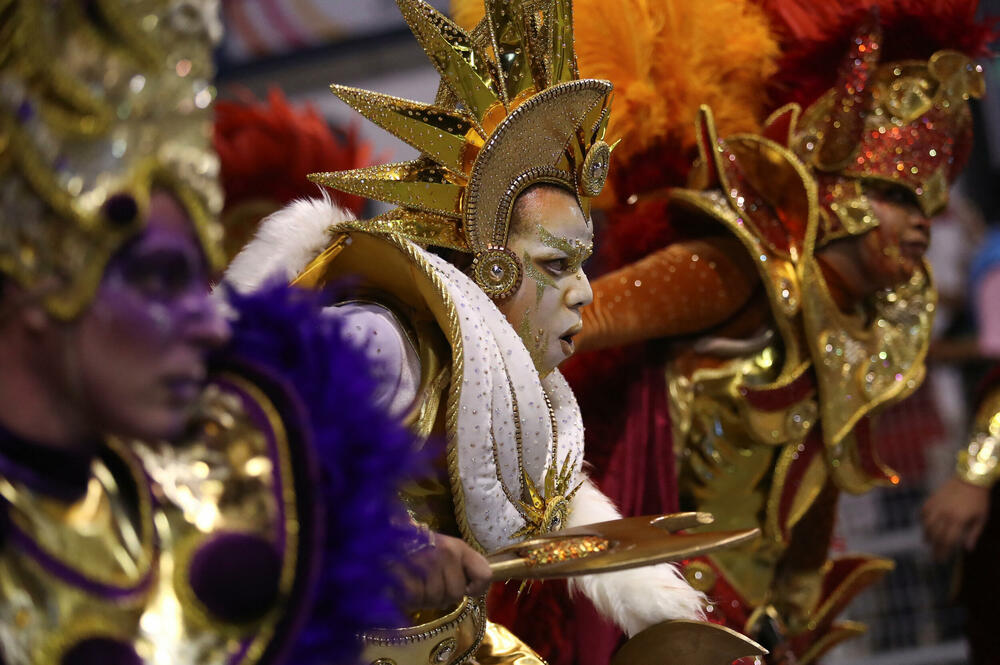 <p>Ulicama gradova u Brazilu zavladale su karnevalske maske. </p>  <p>Pogledajte atmosferu sa velikog karnevala koji je počeo u Sao Paulu.</p>