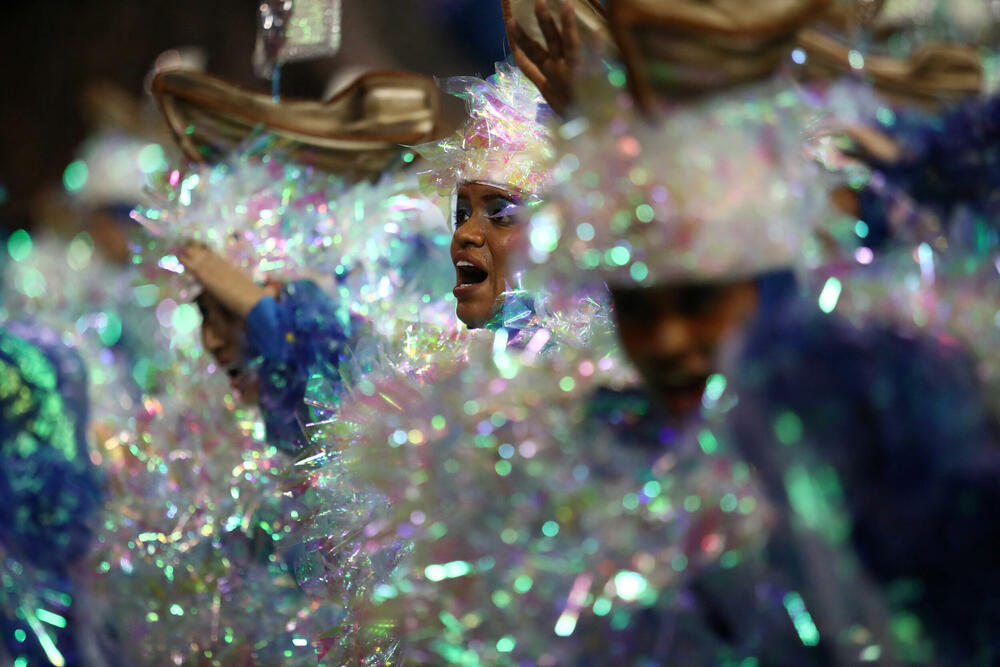 <p>Ulicama gradova u Brazilu zavladale su karnevalske maske. </p>  <p>Pogledajte atmosferu sa velikog karnevala koji je počeo u Sao Paulu.</p>