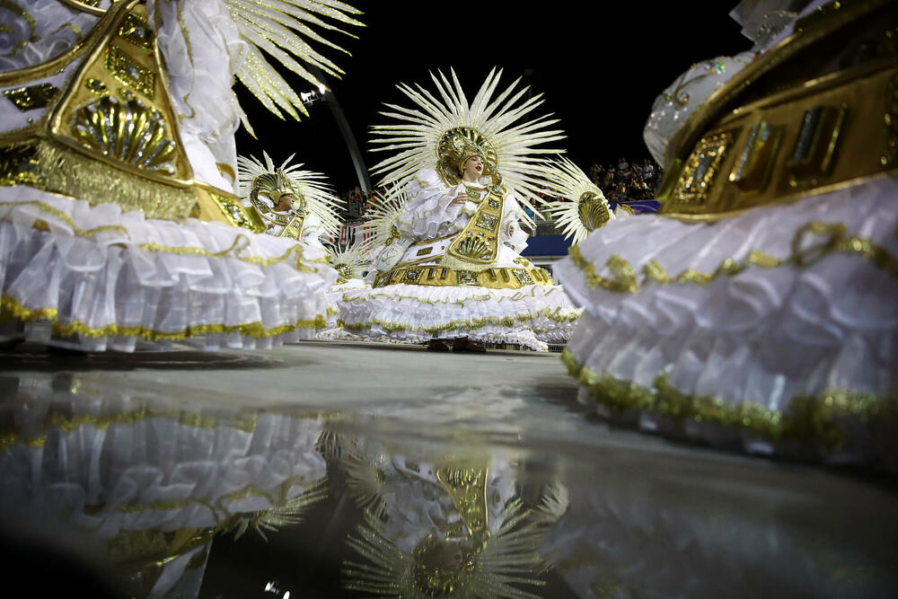 <p>Ulicama gradova u Brazilu zavladale su karnevalske maske. </p>  <p>Pogledajte atmosferu sa velikog karnevala koji je počeo u Sao Paulu.</p>