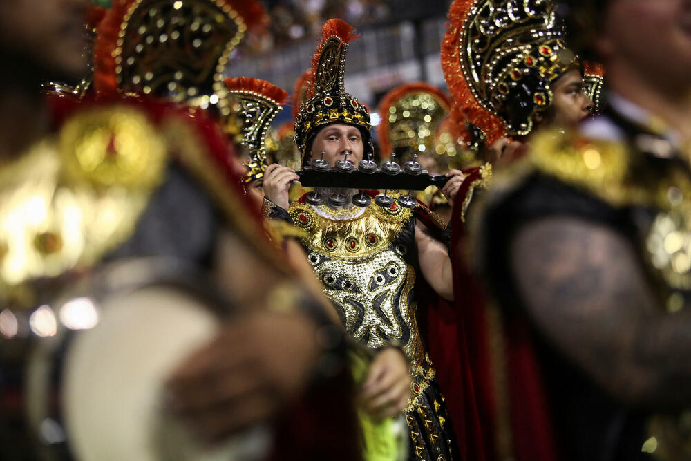 <p>Ulicama gradova u Brazilu zavladale su karnevalske maske. </p>  <p>Pogledajte atmosferu sa velikog karnevala koji je počeo u Sao Paulu.</p>