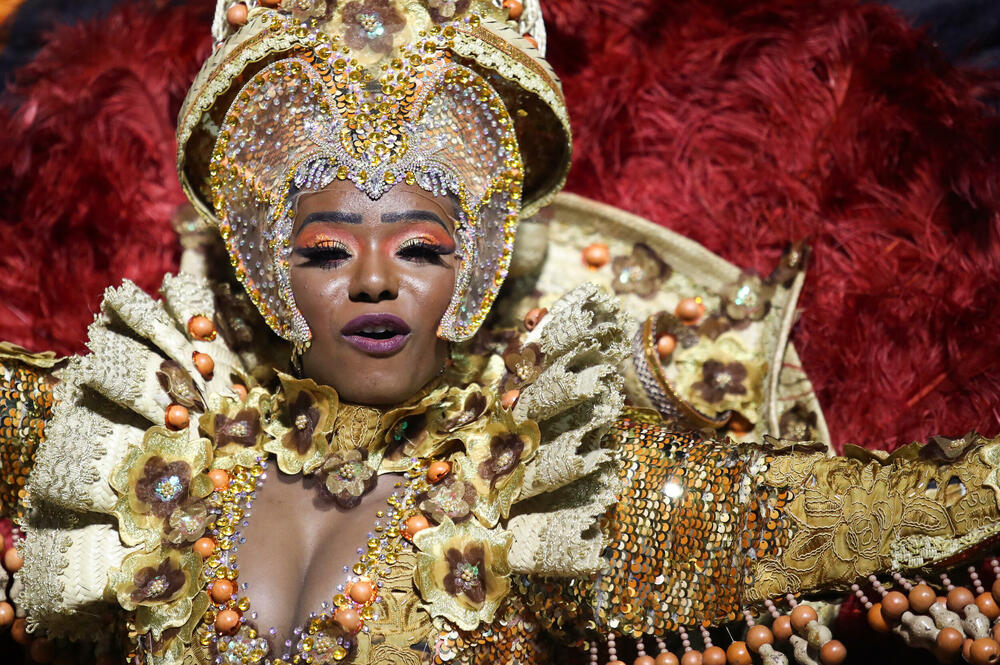 <p>Ulicama gradova u Brazilu zavladale su karnevalske maske. </p>  <p>Pogledajte atmosferu sa velikog karnevala koji je počeo u Sao Paulu.</p>