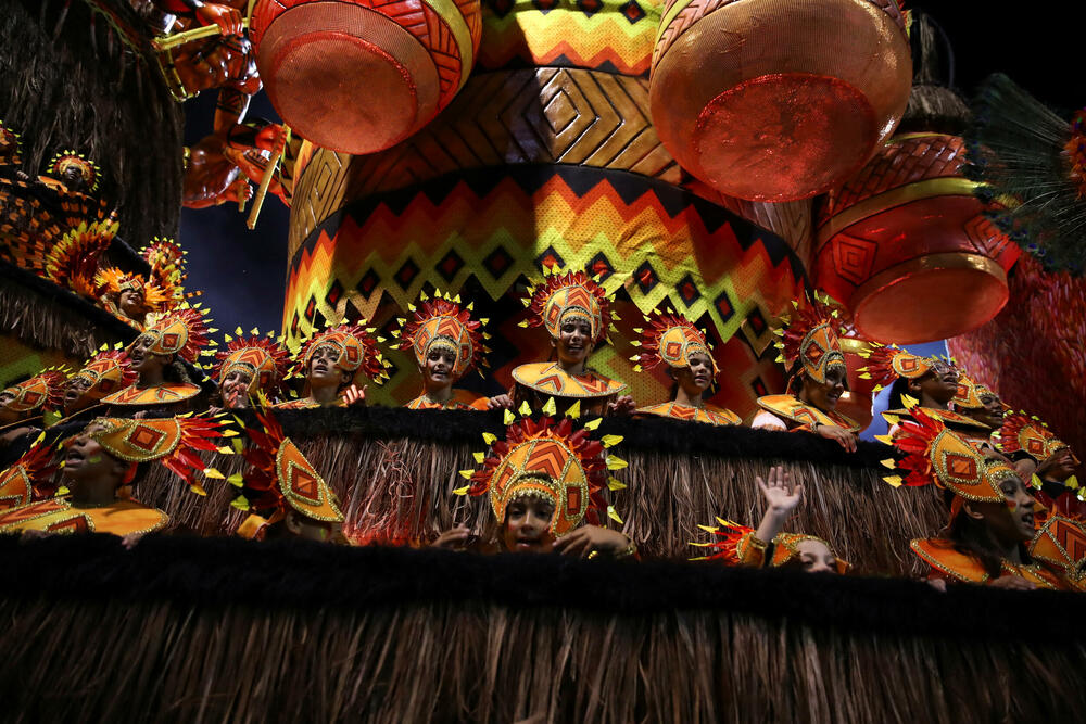 <p>Ulicama gradova u Brazilu zavladale su karnevalske maske. </p>  <p>Pogledajte atmosferu sa velikog karnevala koji je počeo u Sao Paulu.</p>