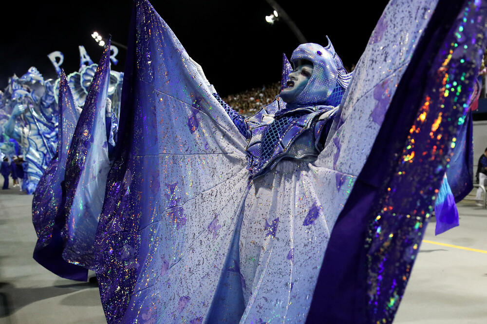 <p>Ulicama gradova u Brazilu zavladale su karnevalske maske. </p>  <p>Pogledajte atmosferu sa velikog karnevala koji je počeo u Sao Paulu.</p>