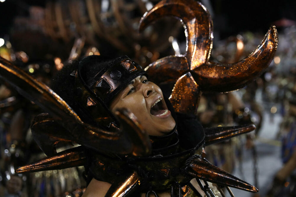 <p>Ulicama gradova u Brazilu zavladale su karnevalske maske. </p>  <p>Pogledajte atmosferu sa velikog karnevala koji je počeo u Sao Paulu.</p>