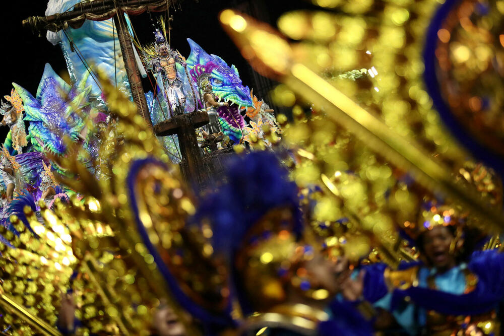 <p>Ulicama gradova u Brazilu zavladale su karnevalske maske. </p>  <p>Pogledajte atmosferu sa velikog karnevala koji je počeo u Sao Paulu.</p>