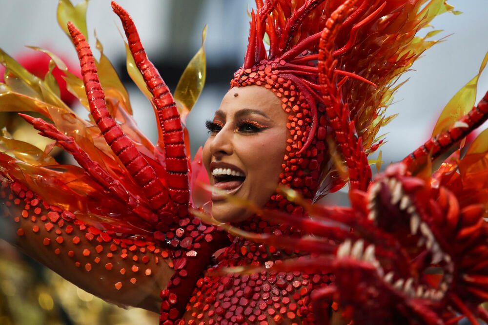 <p>Ulicama gradova u Brazilu zavladale su karnevalske maske. </p>  <p>Pogledajte atmosferu sa velikog karnevala koji je počeo u Sao Paulu.</p>